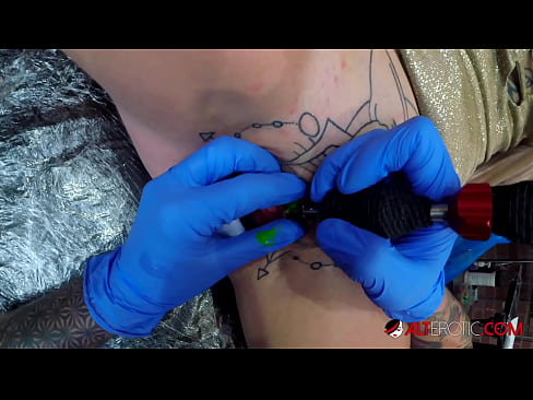 ❤️ Ekstreem tattooed hottie Sully Savage krige in tattoo op har klitoris Slutsen by porno fy.hentai-menu.ru